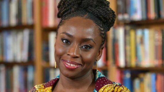 Chimamanda Ngozi Adichie é eleita a melhor de todos os vencedores no Women’s Prize for Fiction