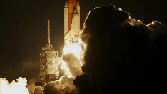 China lança sonda espacial para coletar rochas lunares