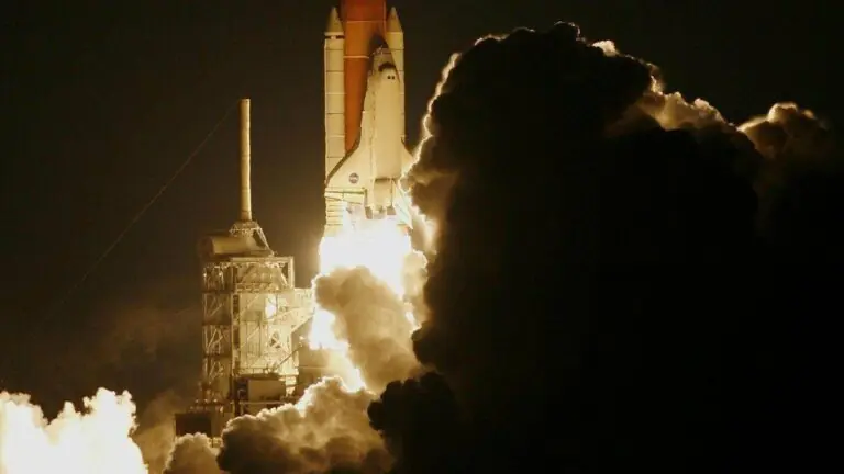 China lança sonda espacial para coletar rochas lunares