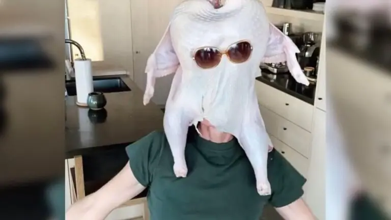 Friends: Courteney Cox recria cena do peru na cabeça no dia de Ação de Graças