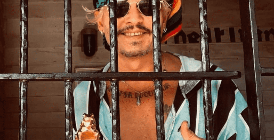 Imagem mostra Johnny Depp comemorando prêmio atrás das grades