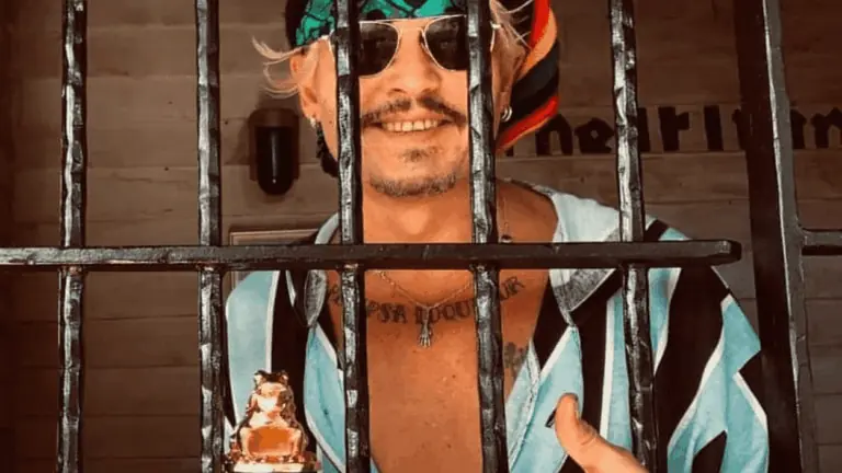 Entenda demissão de Johnny Depp e a foto polêmica atrás das grades