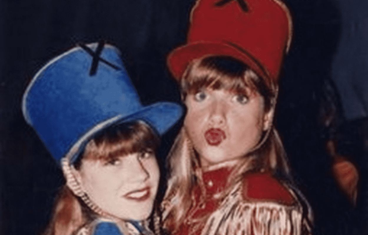 Imagem mostra Letícia Spiller com Juliana Baroni nos bastidores do 'Xou da Xuxa'
