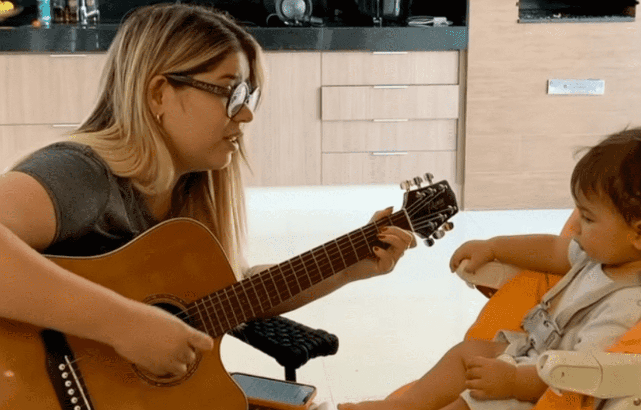 Marilia Mendonça faz música para comemorar 11 meses do filho