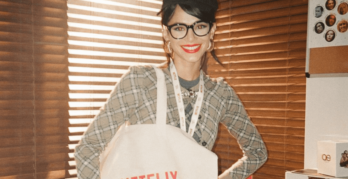 Imagem mostra Bruna Marquezine com boné, bolsa e crachá da Netflix