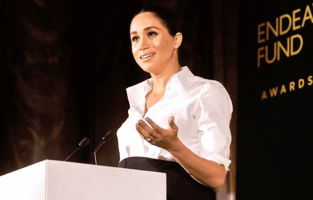 IMagem mostra Meghan Markle fazendo discurso
