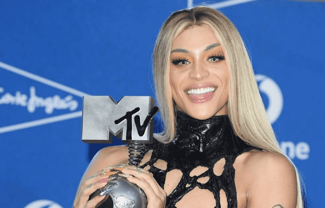 Imagem mostra Pabllo Vittar com prêmio da MTV