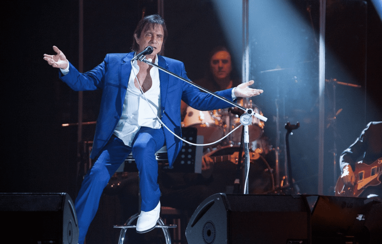 Imagem mostra Roberto Carlos cantando