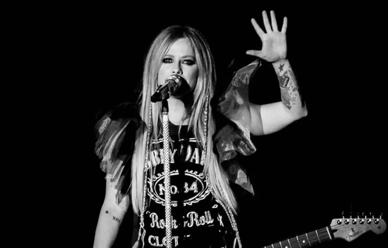 Imagem mostra Avril Lavigne se apresentando