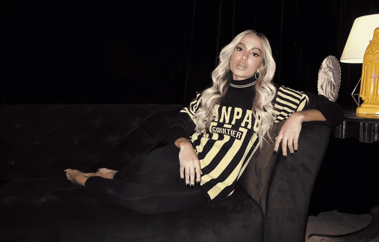 Imagem mostra a cantora Anitta