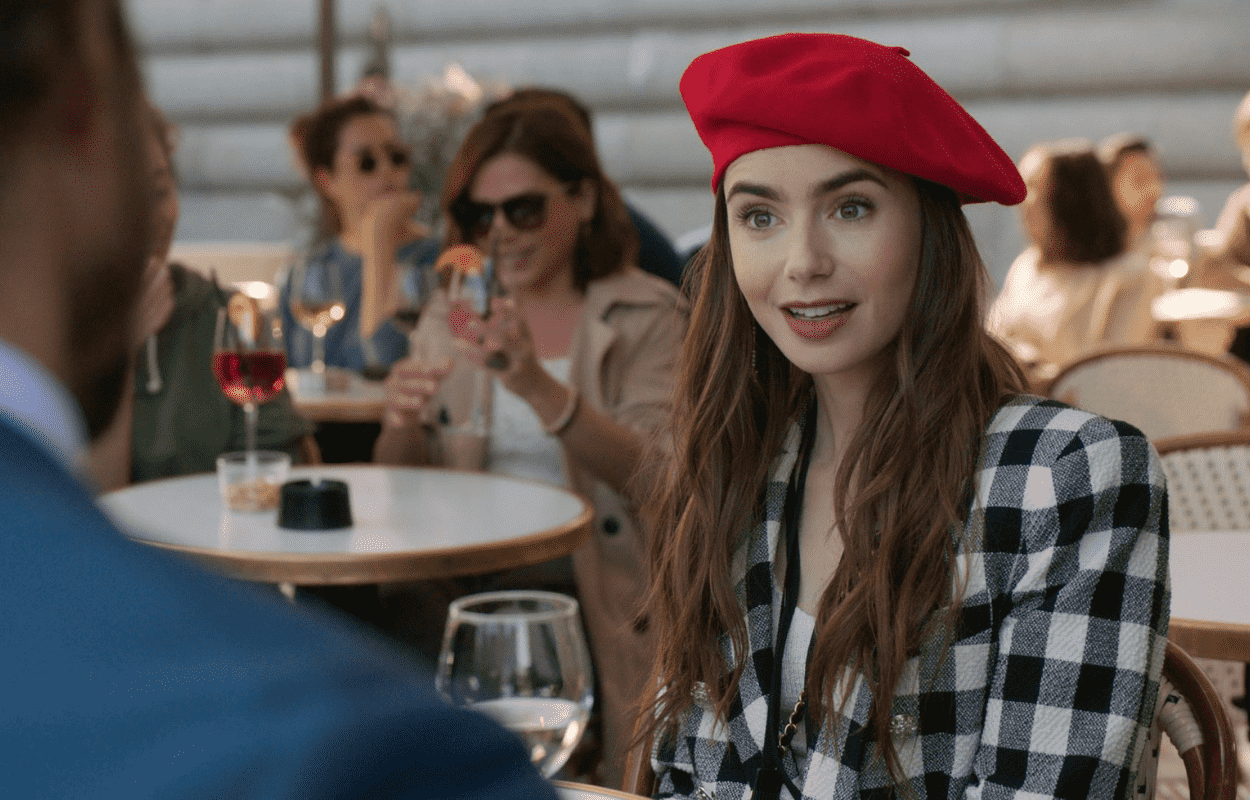 Imagem mostra cena da série Emily em Paris