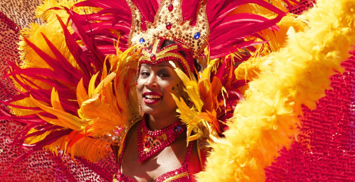 IMagem mostra mulheres fantasiada para Carnaval