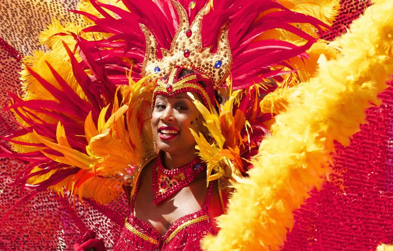 IMagem mostra mulheres fantasiada para Carnaval