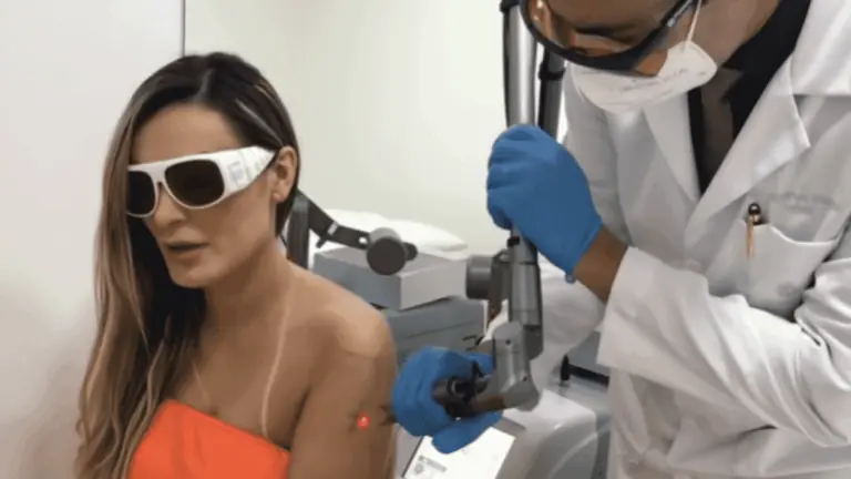 Andressa Urach mostra remoção de tatuagens e cicatriz do bumbum