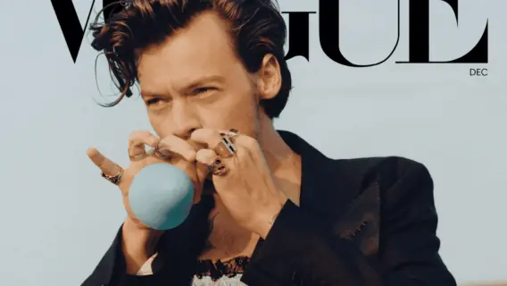 Harry Styles desafia padrões e posa de vestido para capa da Vogue
