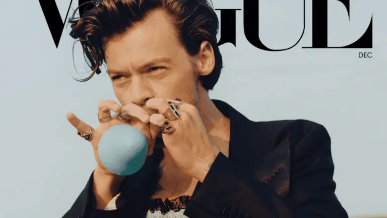 Harry Styles desafia padrões e posa de vestido para capa da Vogue