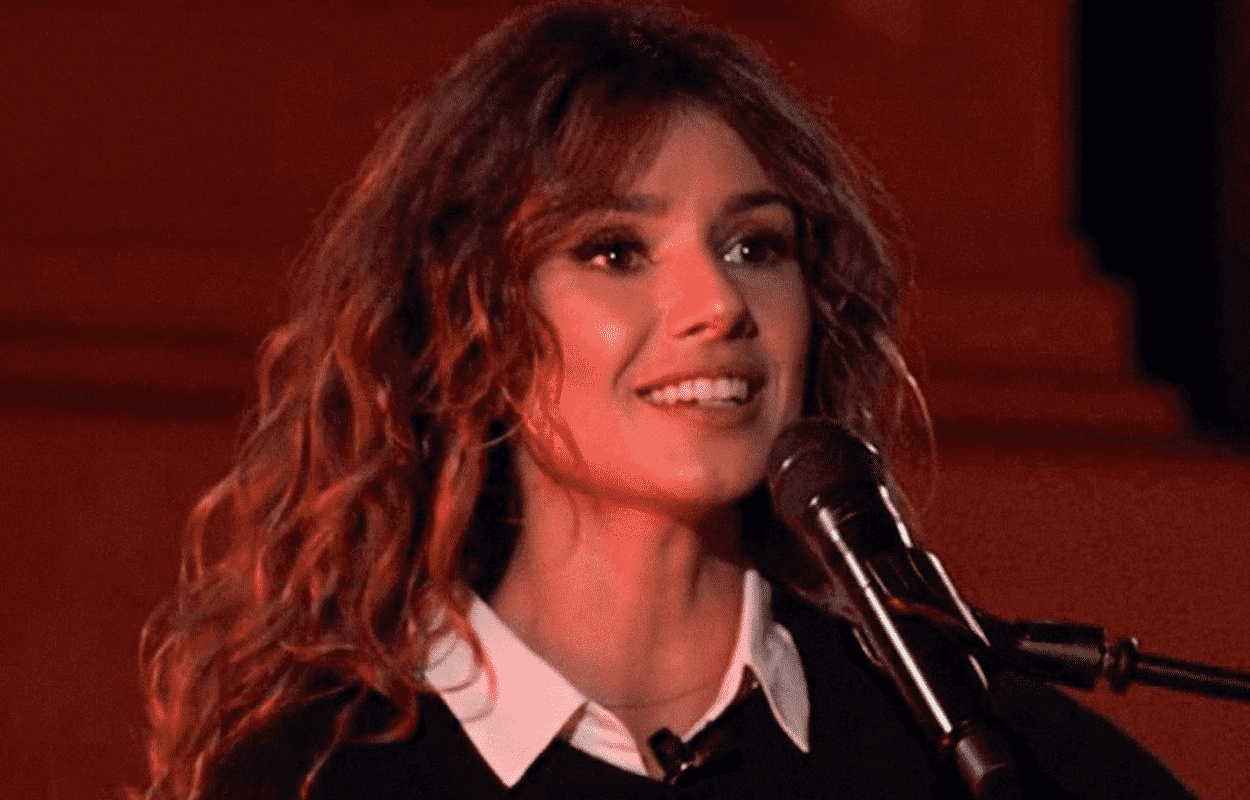 Imagem mostra rosto da cantora Paula Fernandes