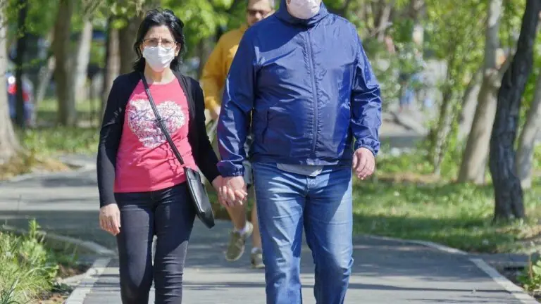 EUA registra 100 mil novos casos de coronavírus em um dia e bate recorde