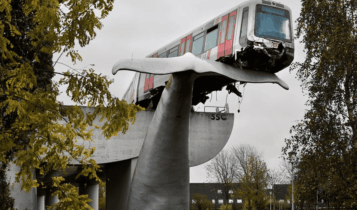 Escultura de rabo de baleia salvou trem de violenta queda na Holanda. Foto: reprodução