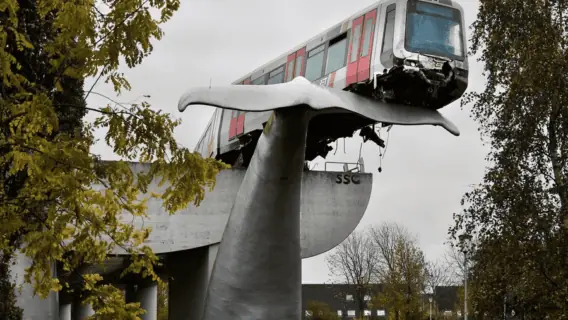 Escultura de rabo de baleia salva trem de queda na Holanda; veja