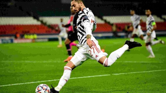 Alex Telles retorna aos treinos de Manchester United após se recuperar de covid