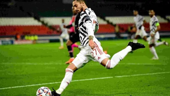 Alex Telles retorna aos treinos de Manchester United após se recuperar de covid