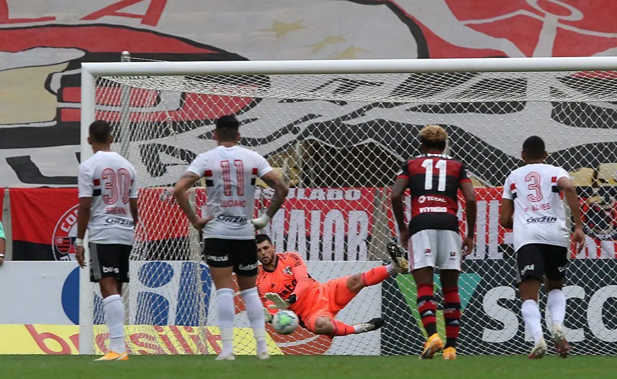 Flamengo vinha embalado, mas derrota para o São Paulo por 4 a 1, ligou alerta na equipe