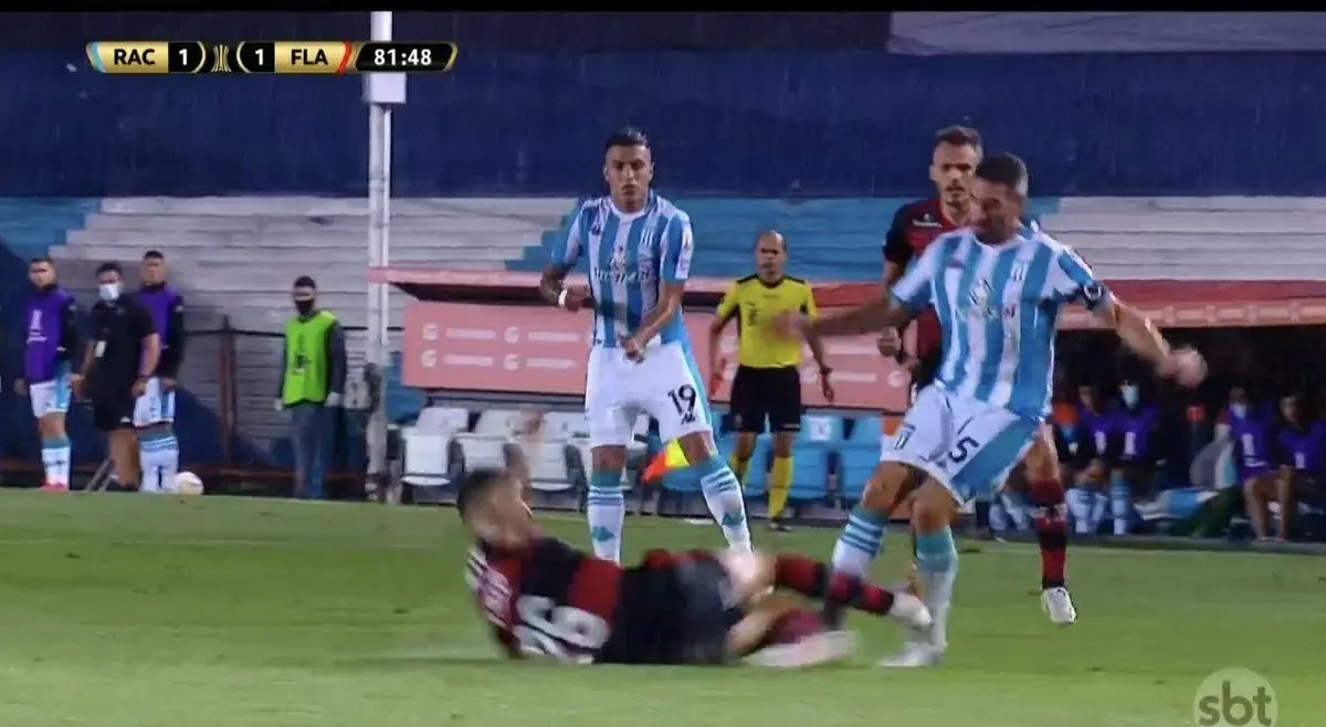 Lance da expulsão do zagueiro Thuler