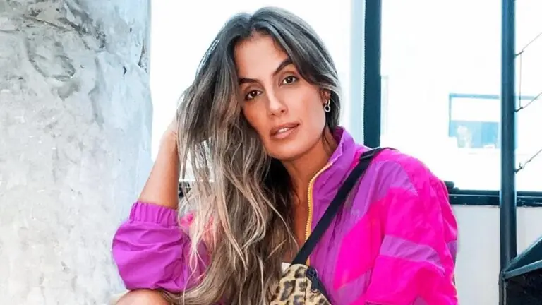 Ex-BBB Carol Peixinho exibe curvas em ensaio sensual