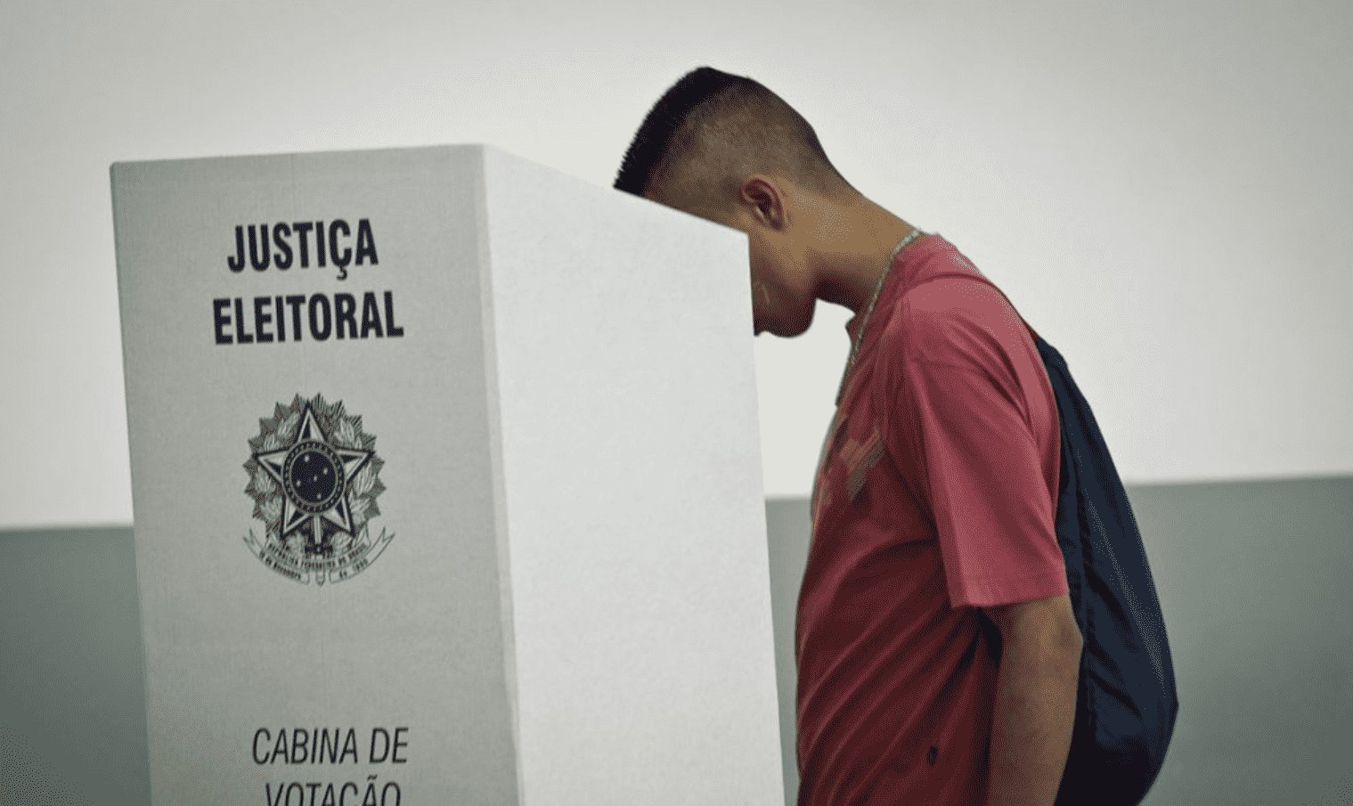 Eleições 2020 - foto mostra eleitor votando na urna