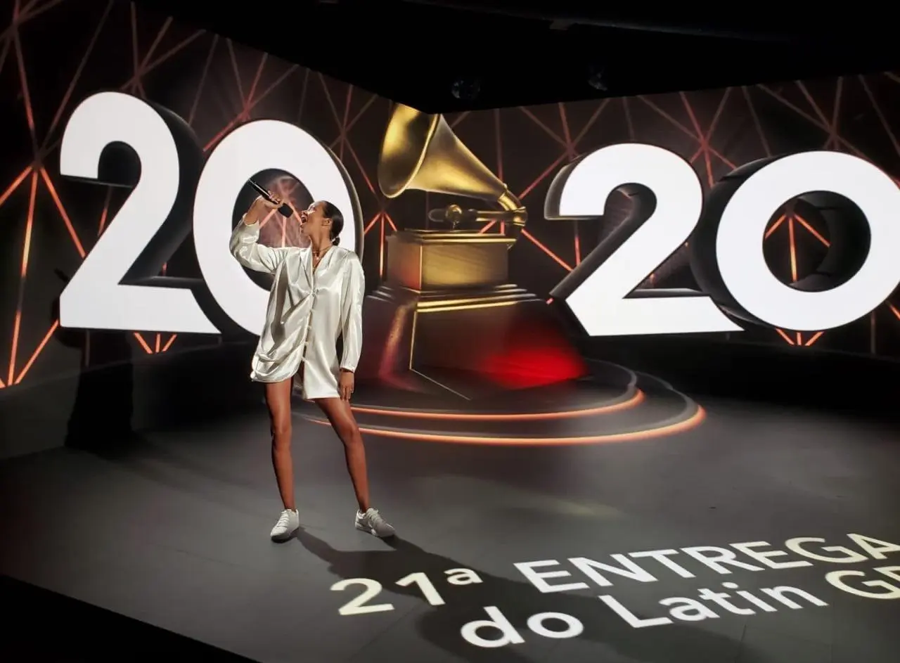 Imagem mostra Lais Ribeiro ensaiando para o Latin Grammy Premiere