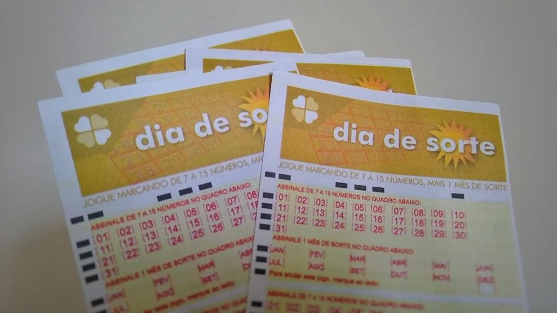 bilhetes do dia de sorte sob um fundo branco - dia de sorte 386, resultado do dia de sorte 395