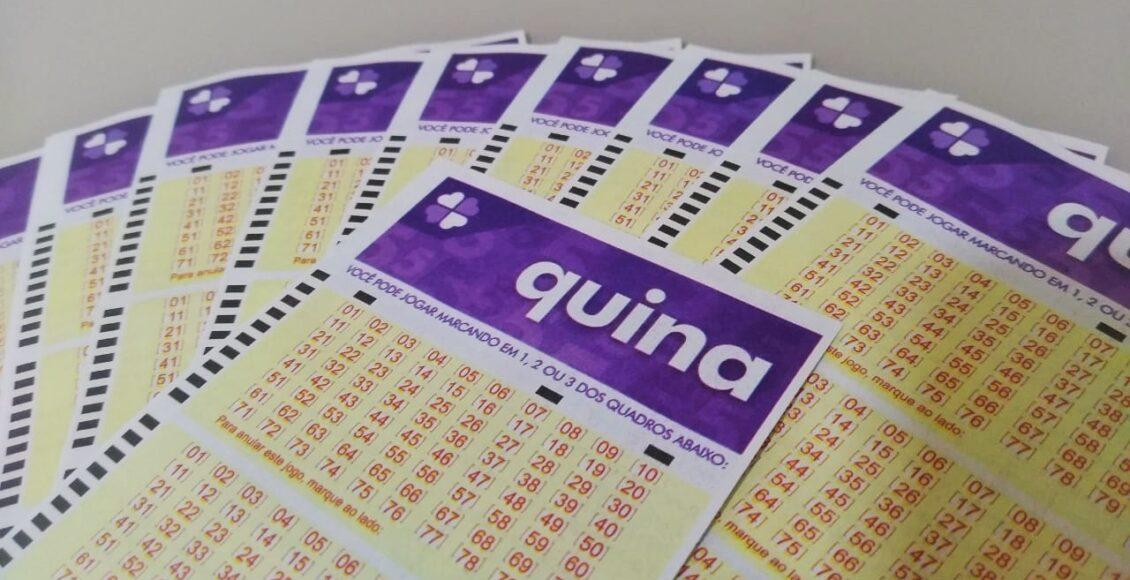 resultado da quina - a imagem mostra diversos bilhetes da quina em branco espalhados em uma mesa