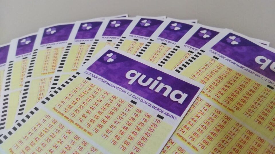 resultado da quina - a imagem mostra diversos bilhetes da quina em branco espalhados em uma mesa