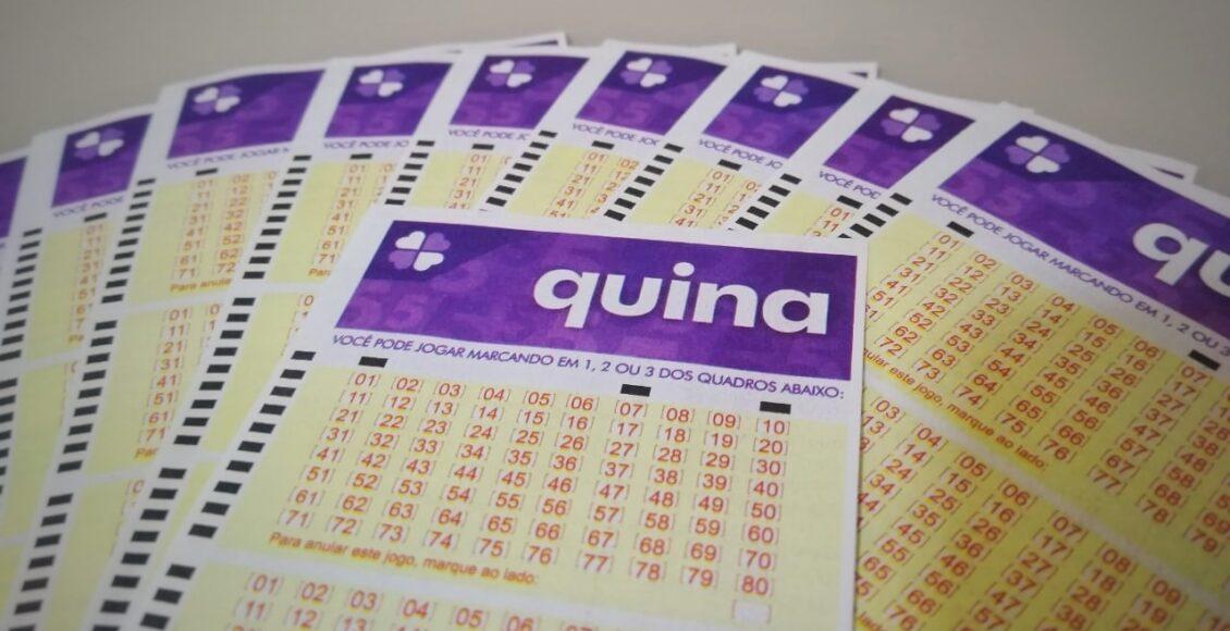 resultado da Quina - a imagem mostra um bilhete da quina em destaque com diversos outros bilhetes ao fundo em formato de leque