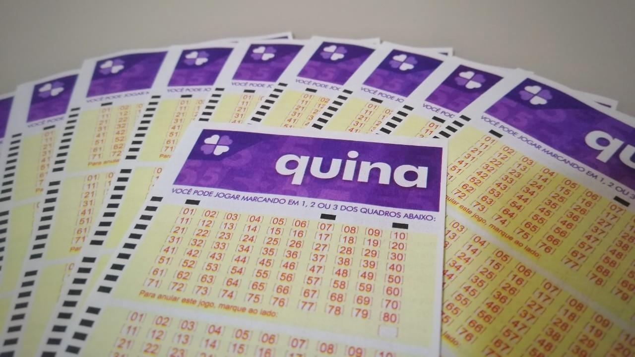 resultado da Quina 5465- a imagem mostra um bilhete da quina em destaque com diversos outros bilhetes ao fundo em formato de leque