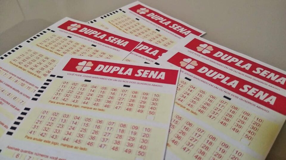 resultado da dupla sena - A imagem mostra diversos volantes Dupla Sena
