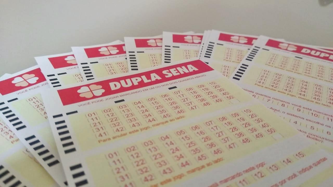 dupla sena 2180 - A imagem mostra diversos volantes da Dupla Sena