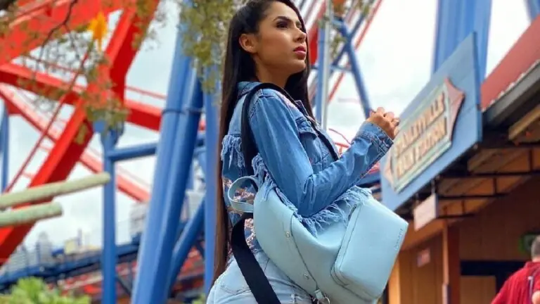 Juliana Caetano, do Bonde do Forró, posa para foto e recebe elogios dos internautas