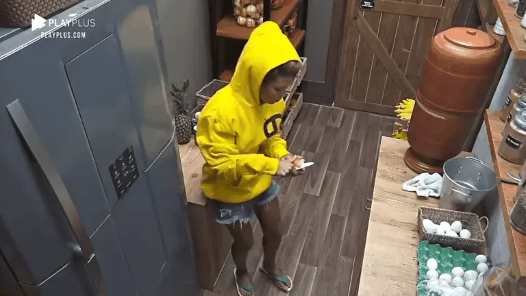 A Fazenda 2020: Lidi reclama da sujeira e se isola na despensa; assista