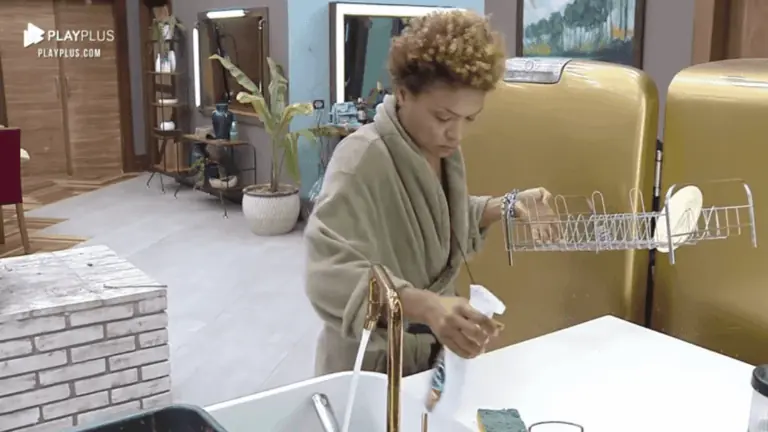 A Fazenda 2020: Lidi se revolta com sujeira na sede: ‘uma carniça’