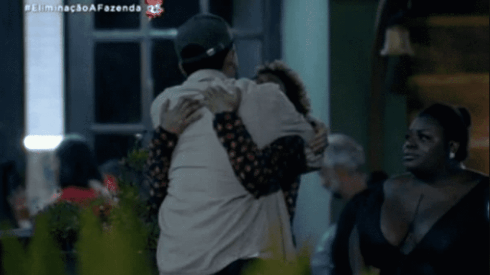 Lucas Selfie se despedindo de Lidi Lisboa em A Fazenda 2020