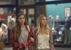 Na imagem Manu Gavassi e Thati Lopes no filme 'Socorro, Virei Uma Garota!'