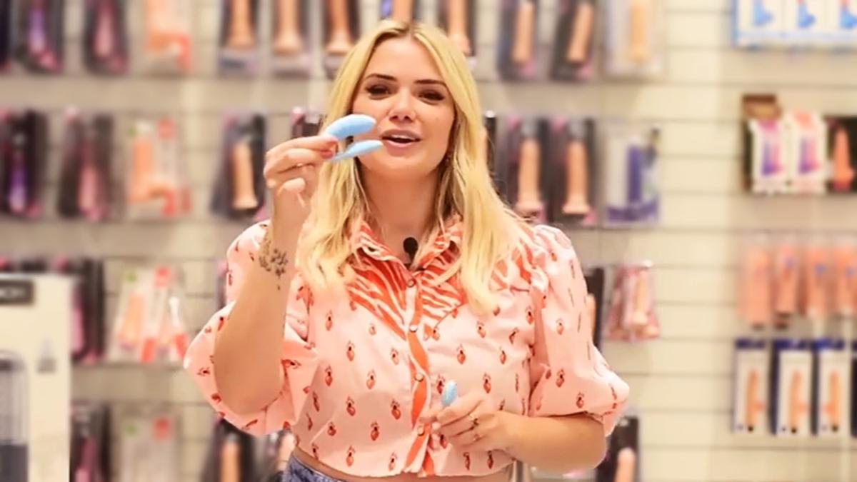 Na imagem a ex-BBB Marcela McGowan em sex shop