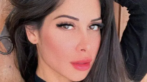 Mayra Cardi posa nua ao mostrar banheiro gigante da casa nova