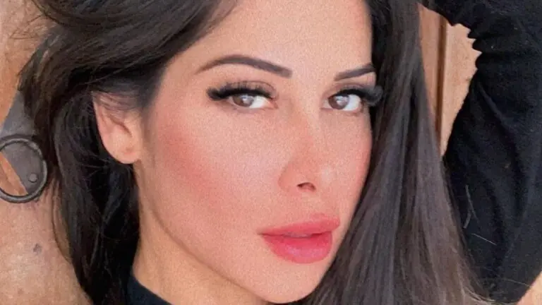 Mayra Cardi posa nua ao mostrar banheiro gigante da casa nova