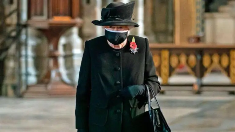 Rainha Elizabeth aparece usando máscara pela primeira vez em público