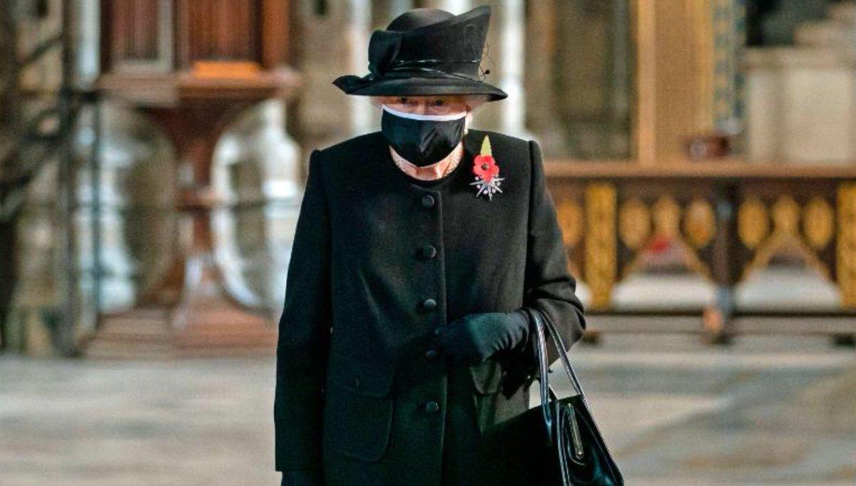 Rainha Elizabeth aparece usando máscara