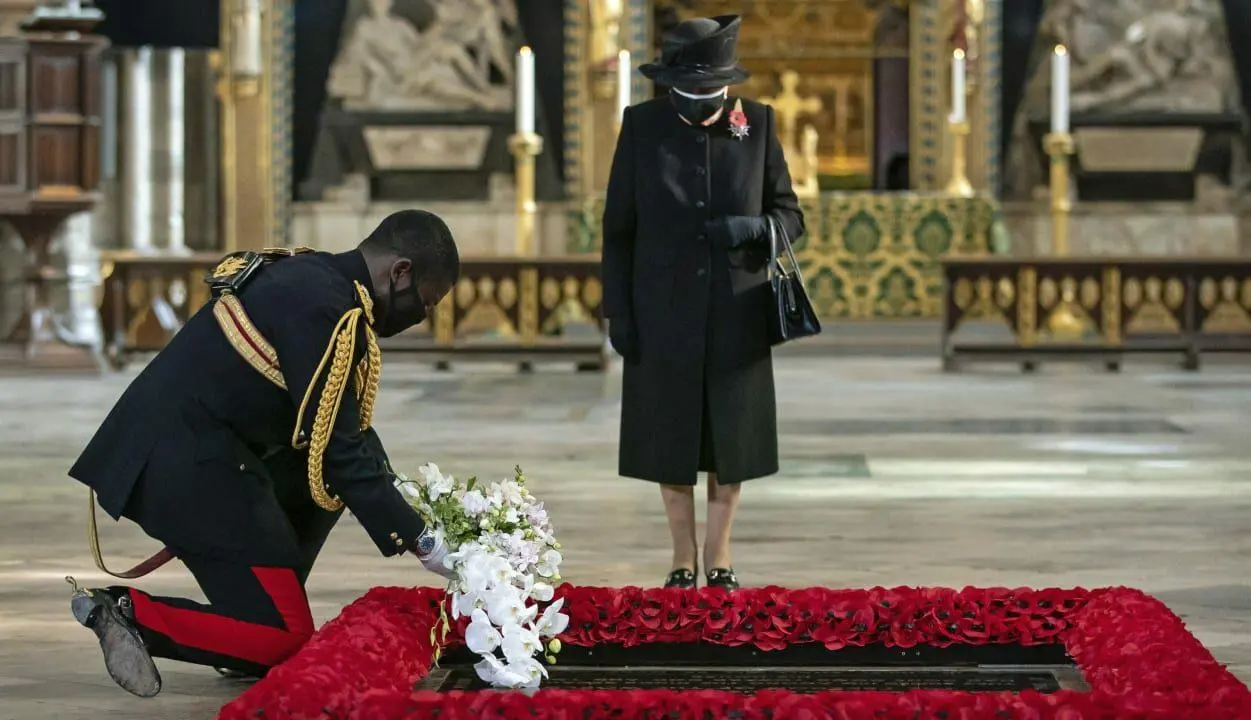 Rainha Elizabeth aparece usando máscara