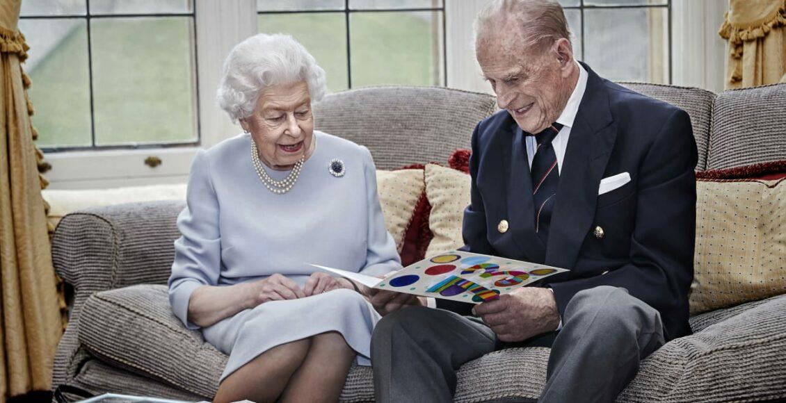 Rainha Elizabeth e Príncipe Philip comemoram